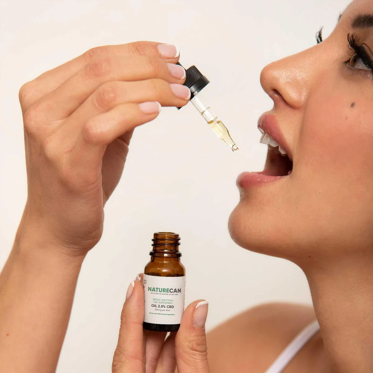 Aceite CBD Naturecan aplicado con cuentagotas Aplicación sublingual de aceite de CBD Naturecan con cuentagotas