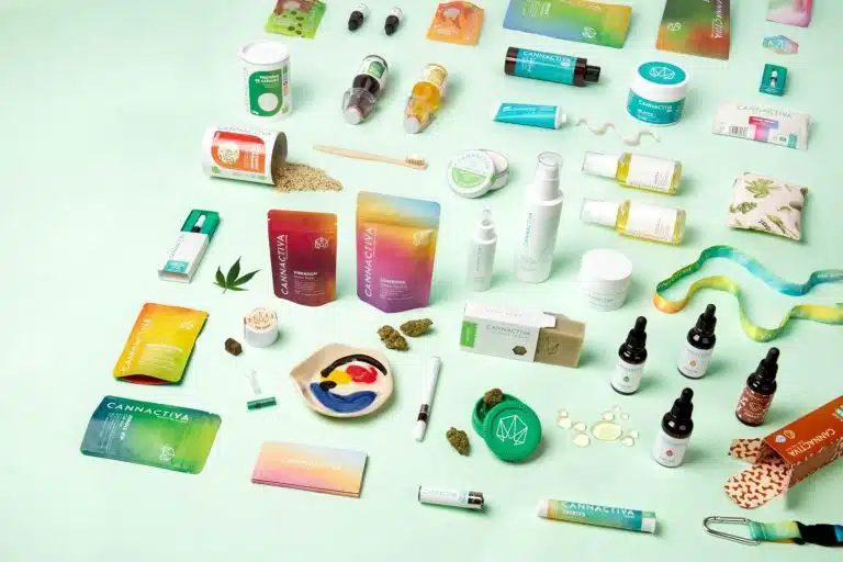 banner productos-canamo cannactiva multiproducto Flat lay de productos Cannactiva de CBD y cáñamo (aceites con gotero, cremas, cosmética y flores) sobre fondo verde menta.