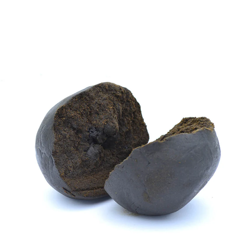 Afghan Hash CBD de CBDSOL Pieza de Afghan Hash CBD de CBDSOL partida por la mitad sobre fondo blanco.