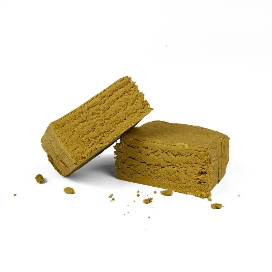 La Mousse 10-OH Profesor CBD Cogollo de flor CBD Amnesia Haze en primer plano, con tonos verdes y pistilos anaranjados, sobre fondo blanco.