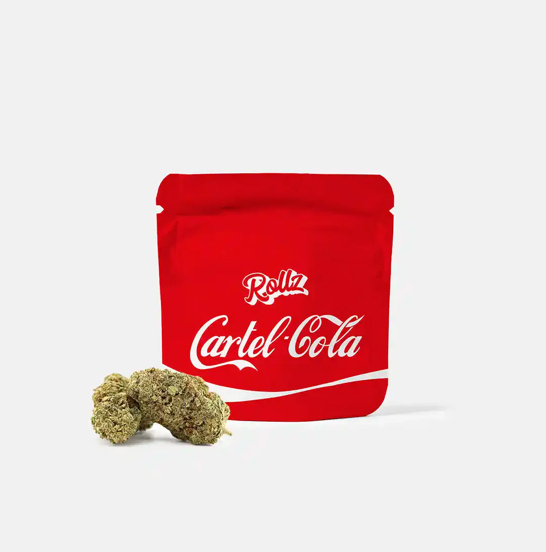 Rollz Cartel Cola 10-OH Bolsa roja Rollz Cartel Cola con cogollos aromáticos de 10-OH delante sobre fondo blanco.