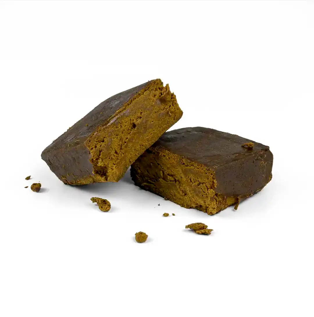 Moroccan Profesor CBD Primer plano de un cogollo de flor CBD verde con tonos anaranjados y tricomas, sobre fondo blanco.