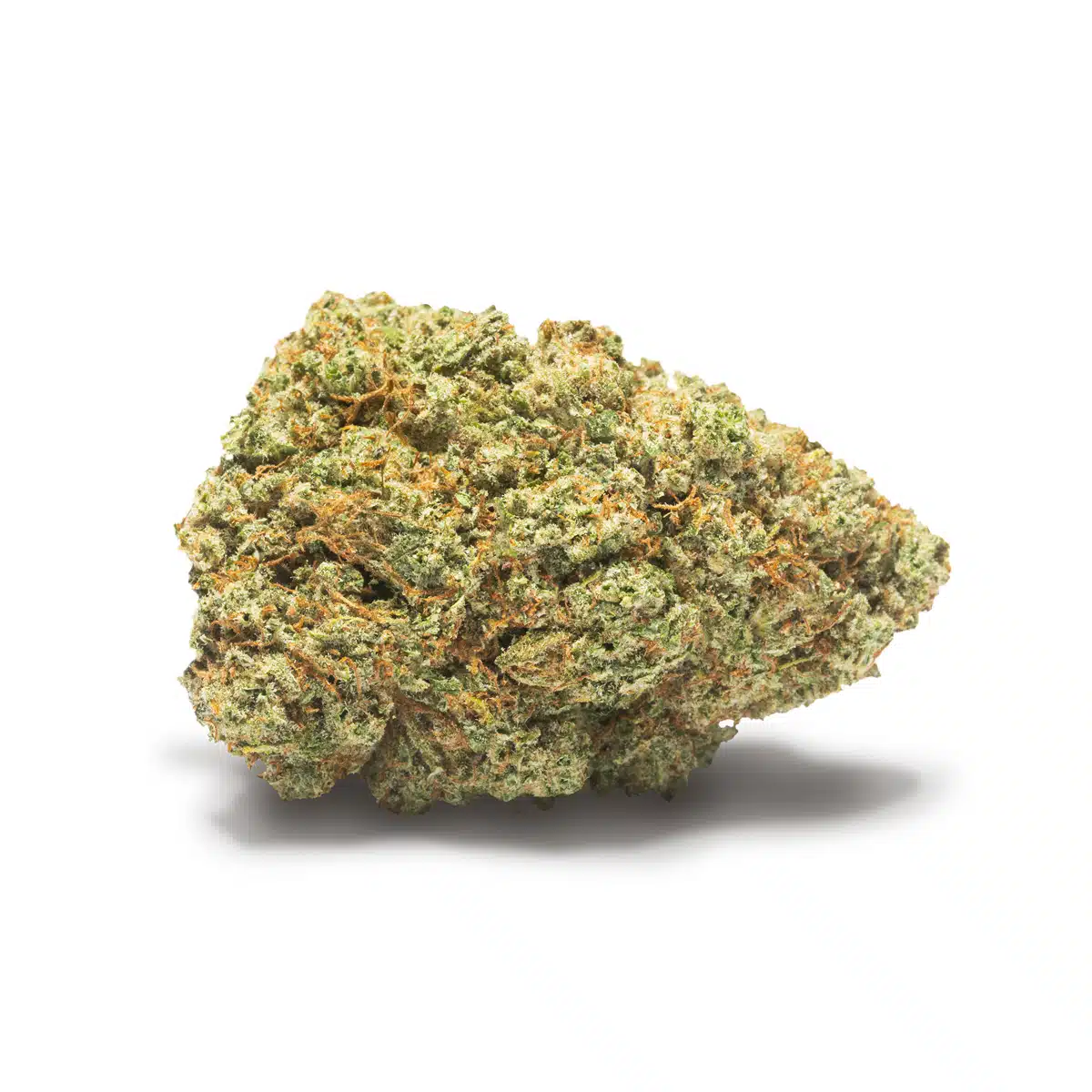 Flor de CBD Gelato 33 de Cannactiva Cogollo de CBD Gelato 33 de Cannactiva con tonos verdes, pistilos anaranjados y aspecto resinoso sobre fondo blanco