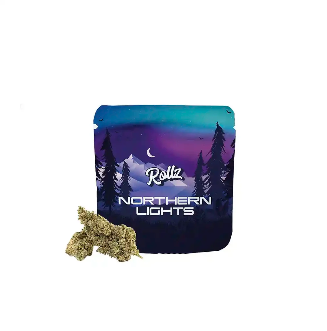 Rollz Northern Lights – Flor CBD aromática Paquete Rollz Northern Lights con cogollo de flor CBD en primer plano sobre fondo blanco.