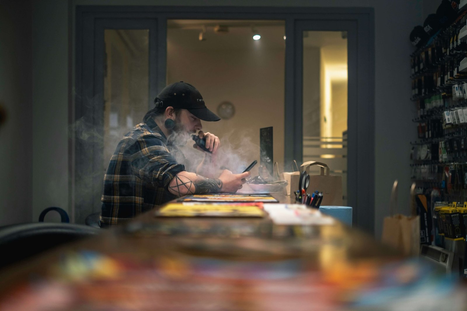 Vapeo de CBD en tienda especializada Usuario vapeando CBD con un vape pen en una tienda de productos de vapeo
